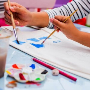 Jak nauczyć dziecko malować farbami?