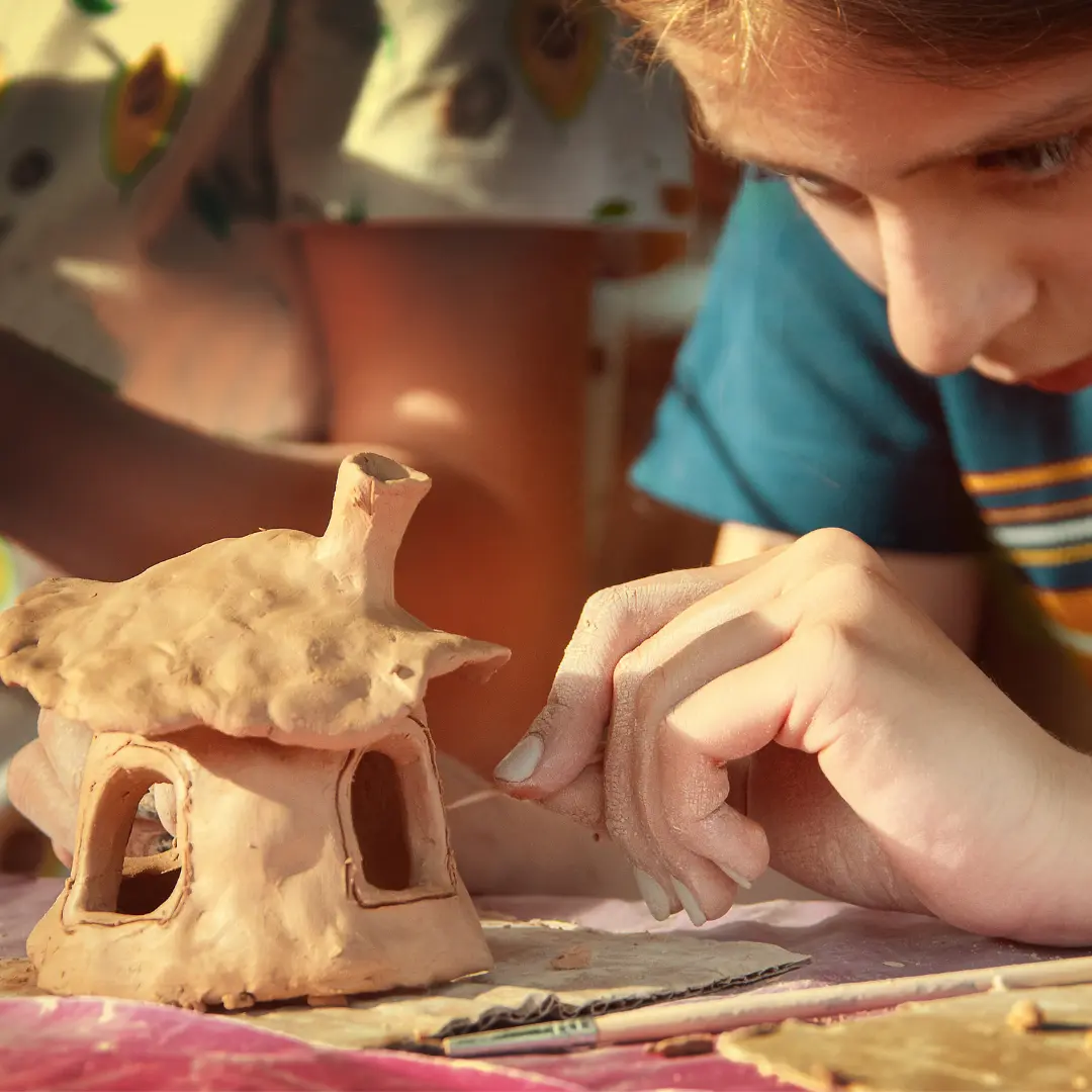 Warsztaty lepienia z gliny dla dzieci
